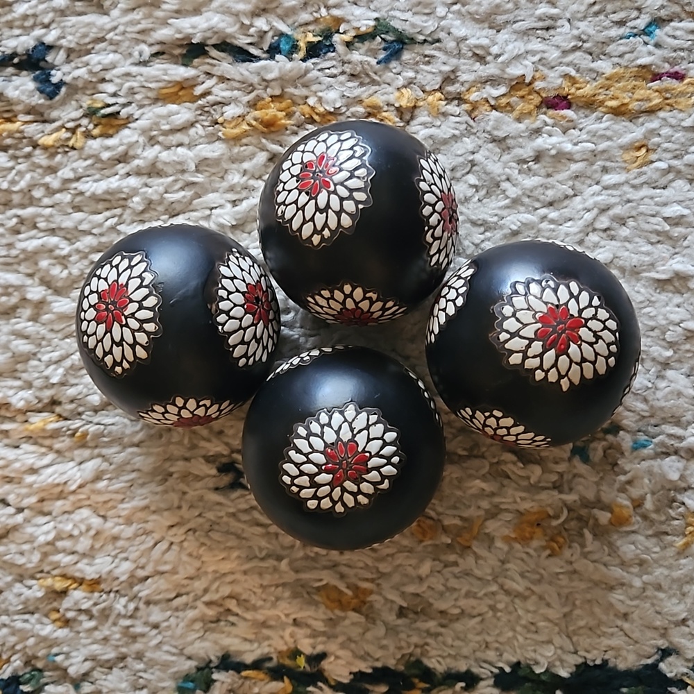 Cowan Porcelain Decorative Balls (4 Spheres)